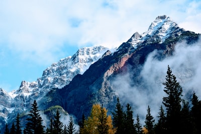 冰雪覆盖的山的风景摄影
